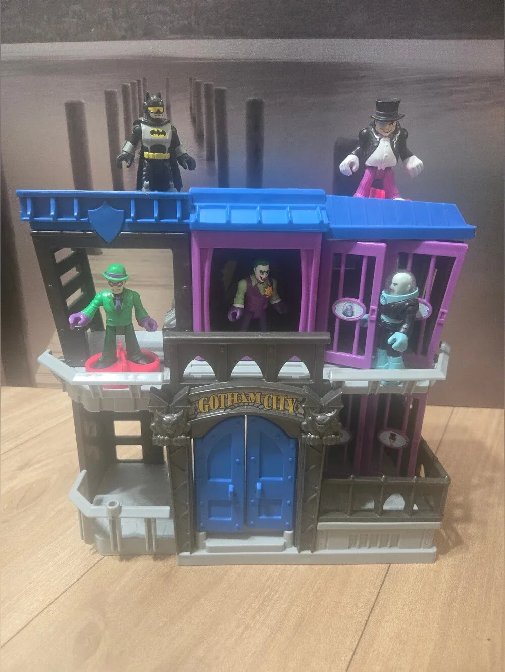 Batman Gotham City Playset Fisher Price Freeze Riddler Penguin Imaginext